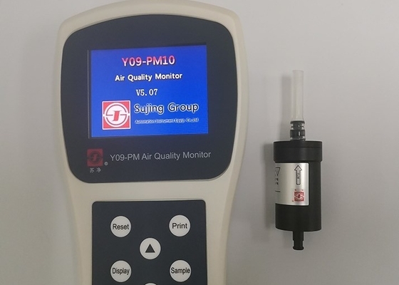 Un buon prezzo. Monitor di qualità di inquinamento atmosferico PM10 tenuto in mano per il particolato in linea